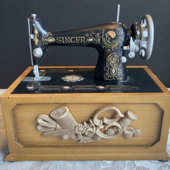 Decor Singer Black Sewing Machine with Wooden Trinket Box - Picture 4 of 4
